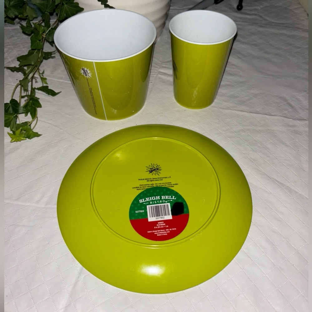 Grinch Tableware Set. - Picture 6 of 12
